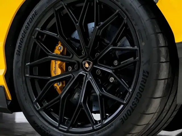 Lamborghini Revuelto — Фото автомобиля 12