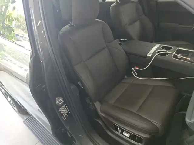 Li Auto L8 — Фото автомобиля 24