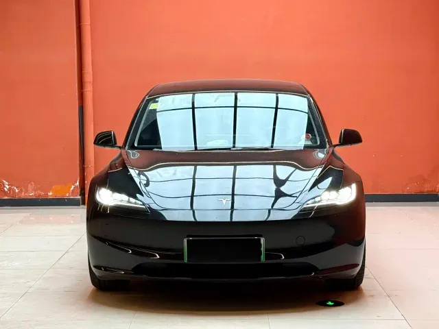 Tesla Model 3 — Фото автомобиля 2