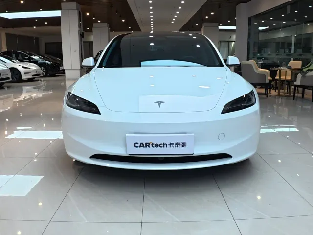 Tesla Model 3 — Фото автомобиля 2
