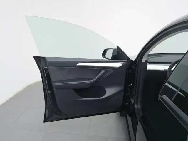 Tesla Model Y — Фото автомобиля 8