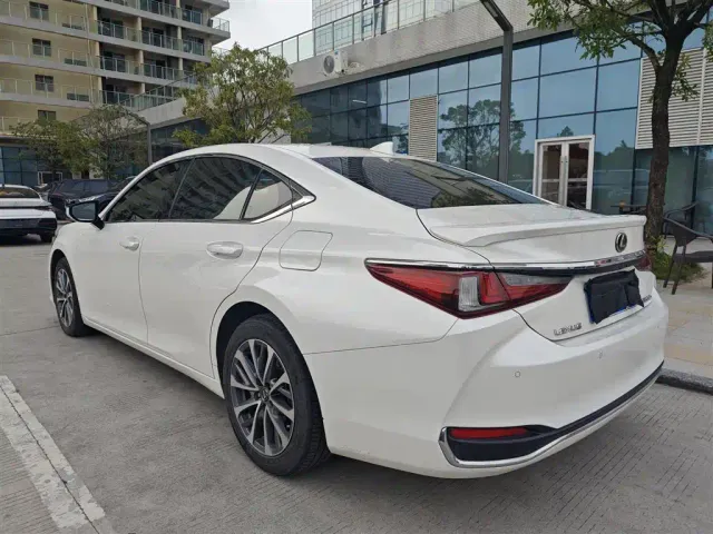 Lexus ES — Фото автомобиля 6
