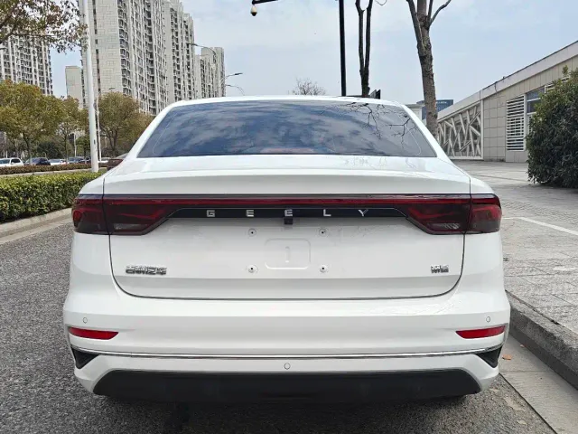 Geely Emgrand — Фото автомобиля 14