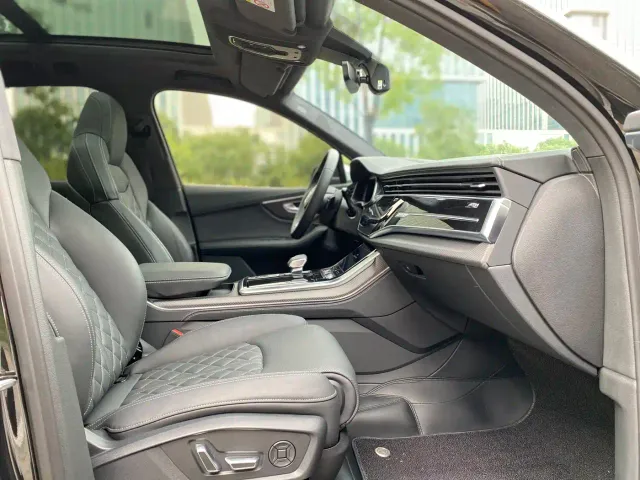 Audi SQ7 — Фото автомобиля 10