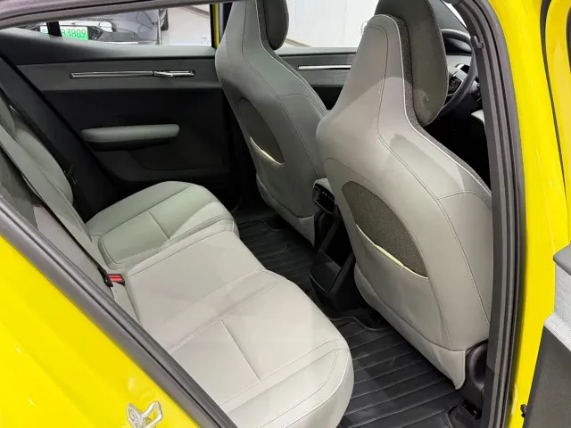 Volvo EX30 — Фото автомобиля 18