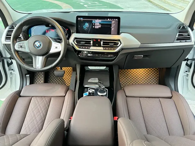 BMW iX3 — Фото автомобиля 13