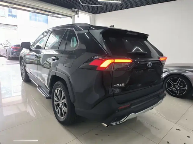 Toyota RAV4 — Фото автомобиля 4