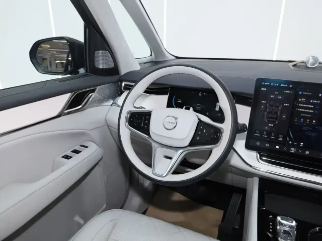 Volvo EM90 — Фото автомобиля 10