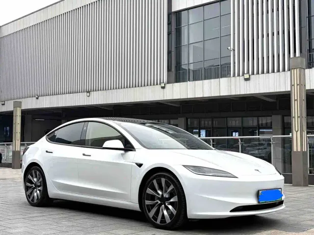 Tesla Model 3 — Фото автомобиля 3