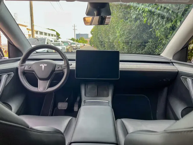 Tesla Model Y — Фото автомобиля 11