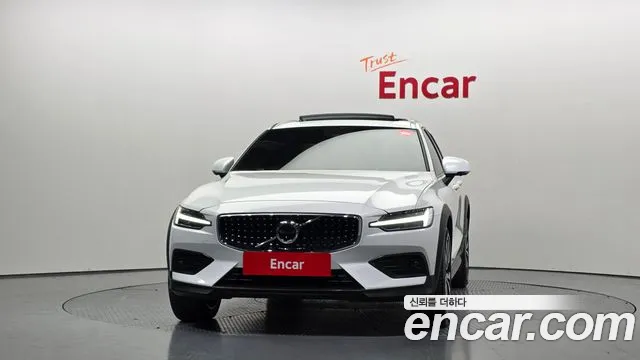 Вольво V60 V60 Cross Country 2 поколение B5 Ultimate AWD — Фото автомобиля 2