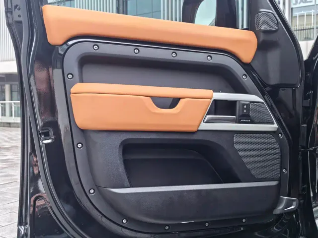Land Rover Defender — Фото автомобиля 4