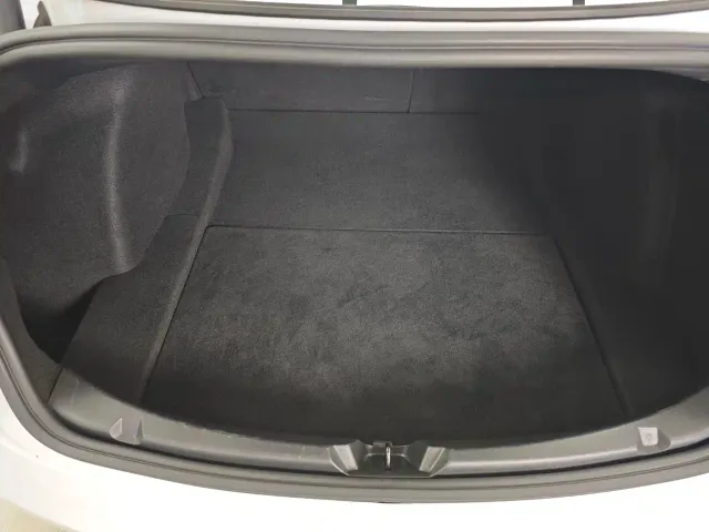 Tesla Model 3 — Фото автомобиля 9