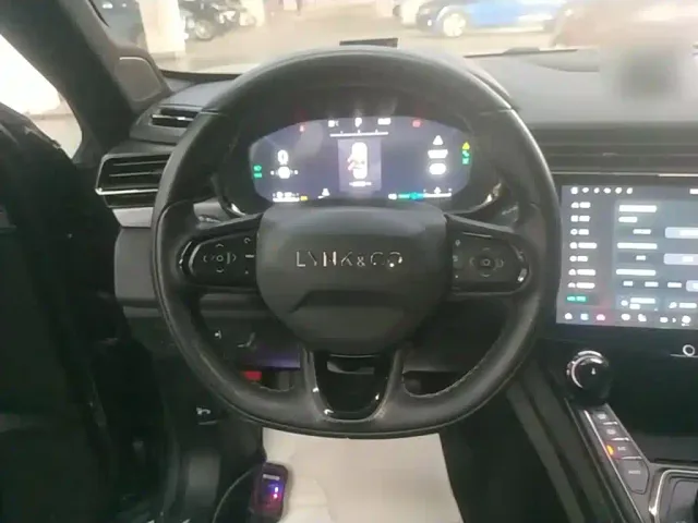 Lynk & Co 01 — Фото автомобиля 10