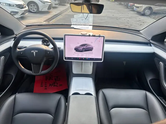 Tesla Model 3 — Фото автомобиля 4