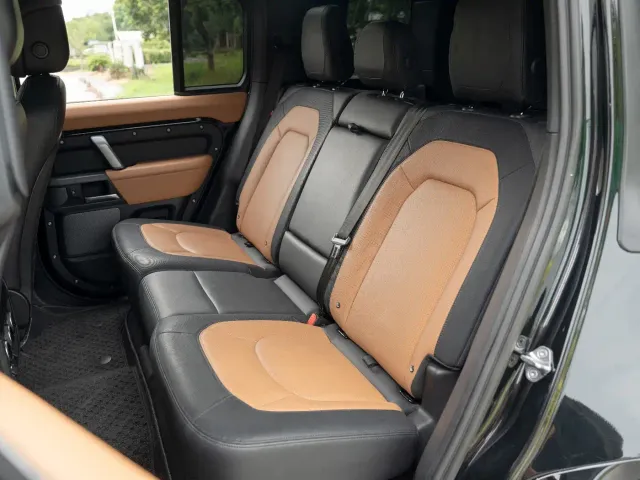 Land Rover Defender — Фото автомобиля 8