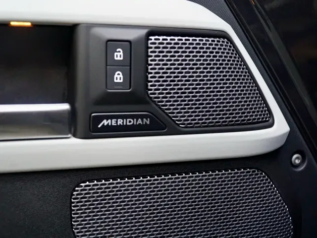 Land Rover Defender — Фото автомобиля 18