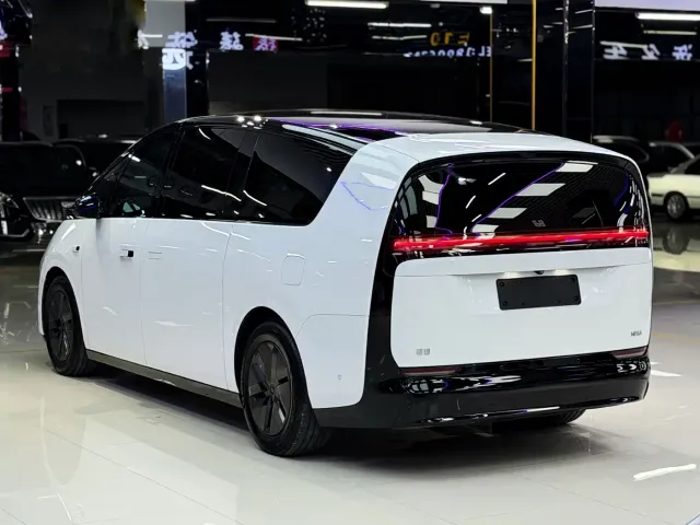 Li Auto MEGA — Фото автомобиля 14