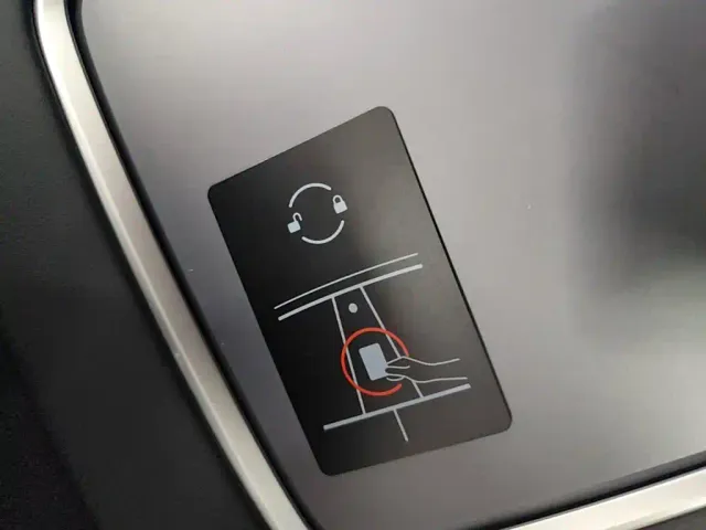 Tesla Model Y — Фото автомобиля 8