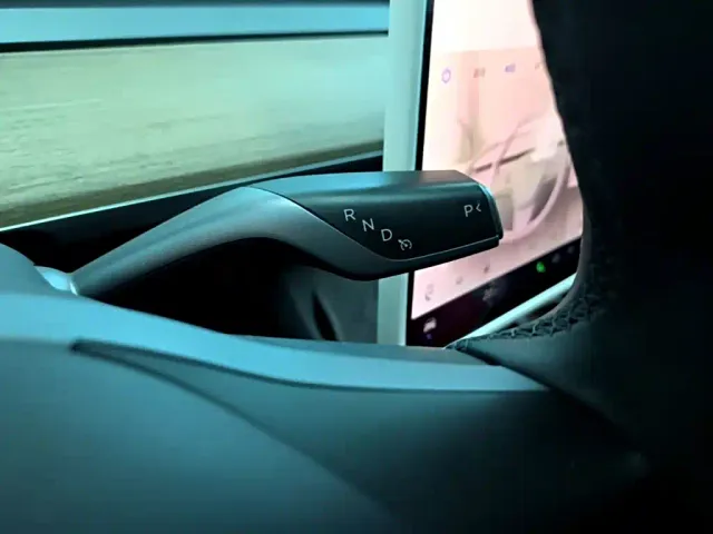 Tesla Model Y — Фото автомобиля 13