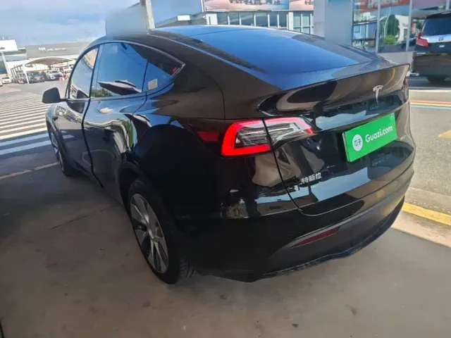 Tesla Model Y — Фото автомобиля 4