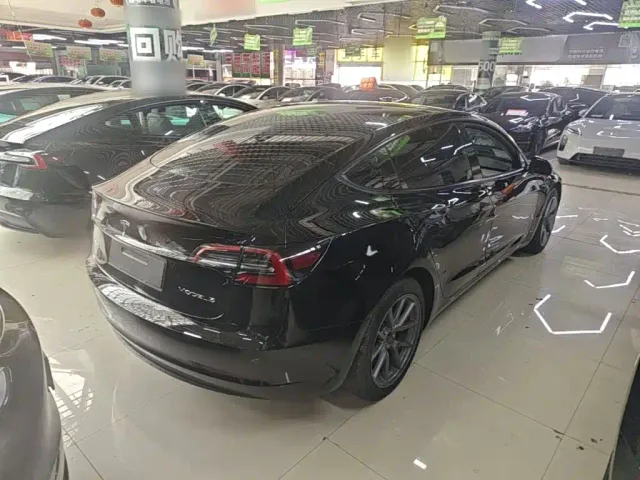 Tesla Model 3 — Фото автомобиля 6