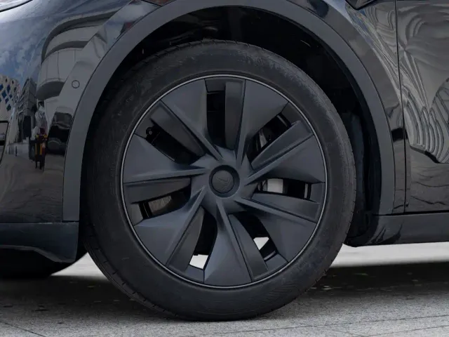 Tesla Model Y — Фото автомобиля 8