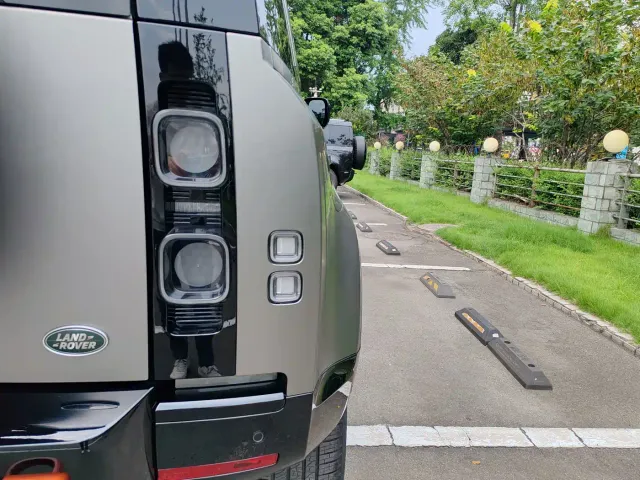 Land Rover Defender — Фото автомобиля 13