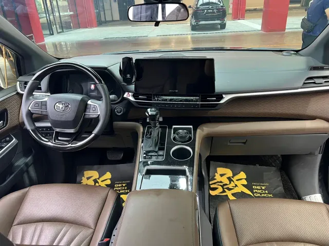 Toyota Sienna — Фото автомобиля 11