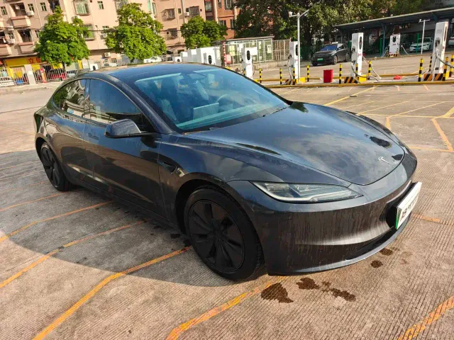 Tesla Model 3 — Фото автомобиля 3