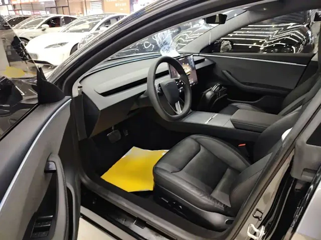Tesla Model 3 — Фото автомобиля 15