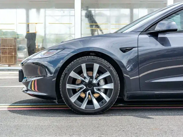 Tesla Model 3 — Фото автомобиля 4