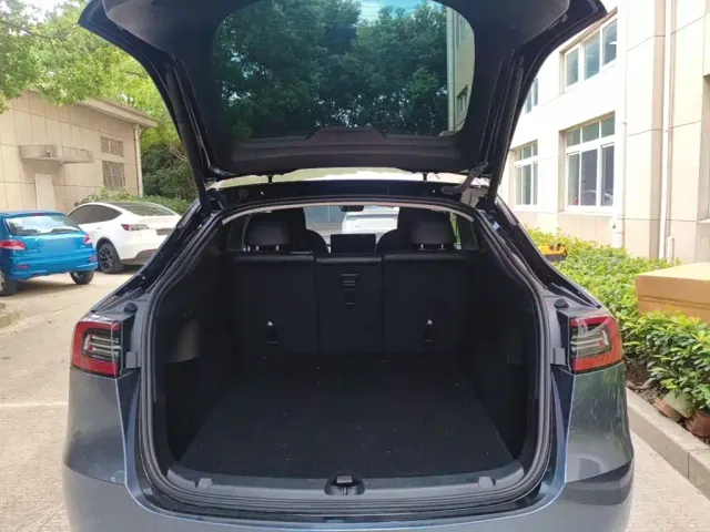 Tesla Model Y — Фото автомобиля 18