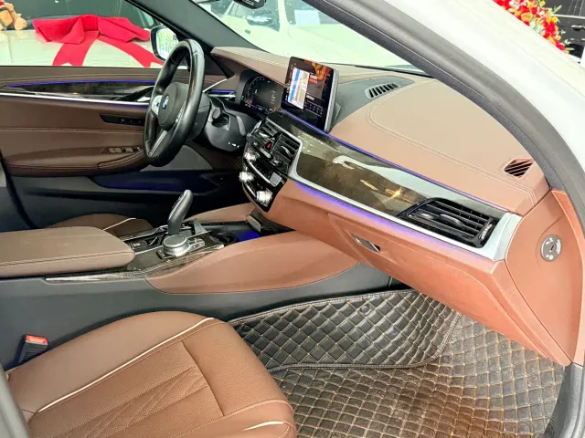 BMW 5 Series — Фото автомобиля 16