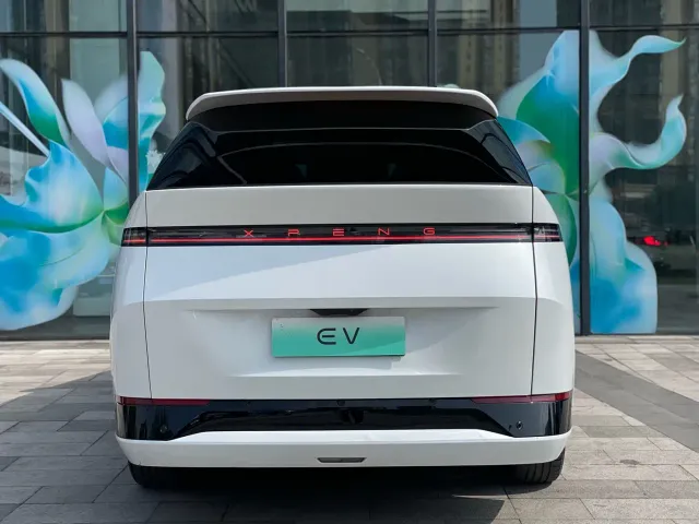 Xpeng X9 — Фото автомобиля 4