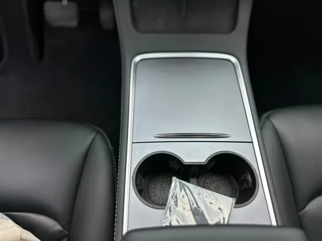 Tesla Model Y — Фото автомобиля 17