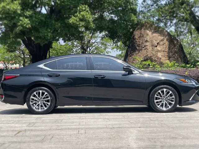 Lexus ES — Фото автомобиля 8