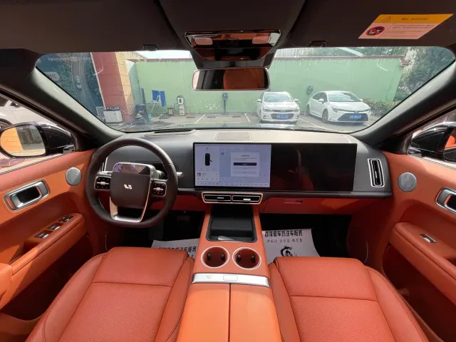 Li Auto L8 — Фото автомобиля 11