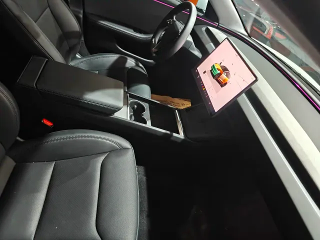 Tesla Model 3 — Фото автомобиля 9