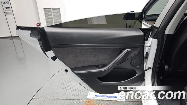Tesla Model 3 — Фото автомобиля 24