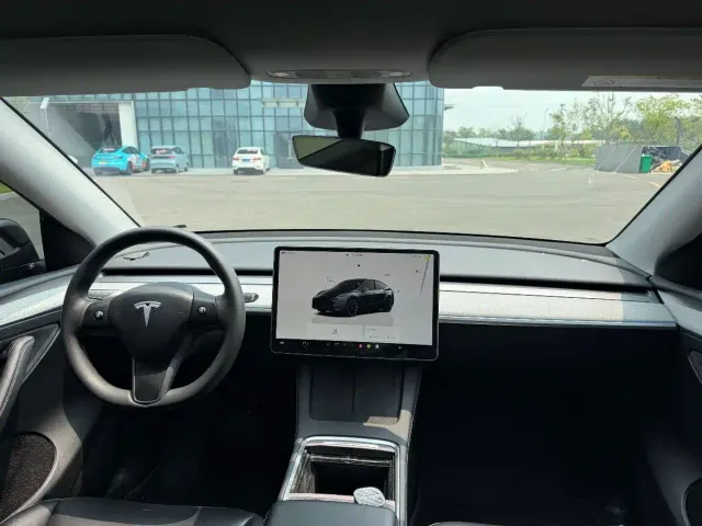 Tesla Model Y — Фото автомобиля 9