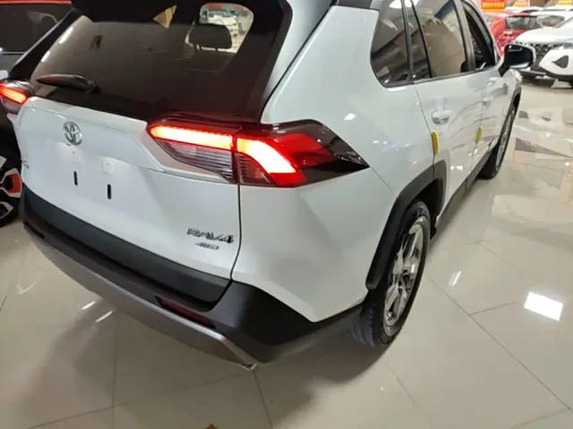 Toyota RAV4 — Фото автомобиля 7