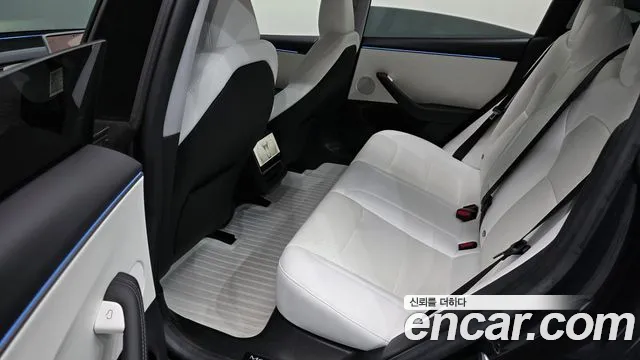 Tesla Model 3 — Фото автомобиля 12