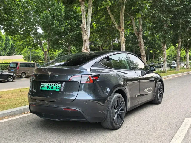 Tesla Model Y — Фото автомобиля 7