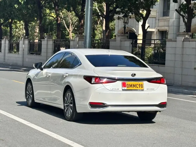 Lexus ES — Фото автомобиля 6