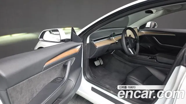 Tesla Model 3 — Фото автомобиля 10