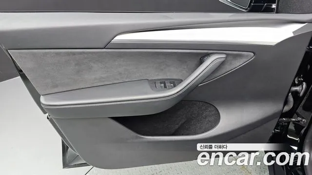 Tesla Model Y — Фото автомобиля 24
