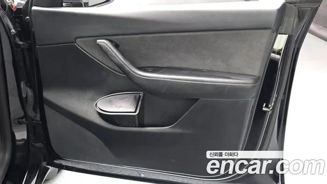 Tesla Model Y — Фото автомобиля 21