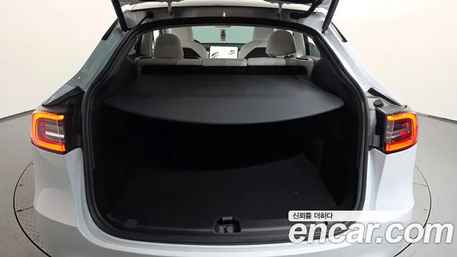 Tesla Model Y — Фото автомобиля 23