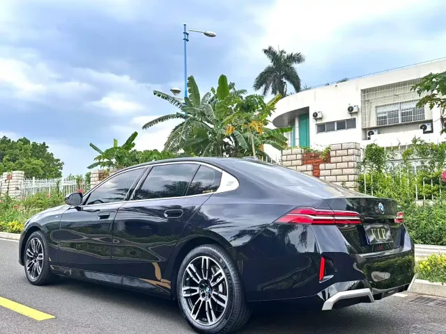 BMW 5 Series — Фото автомобиля 9